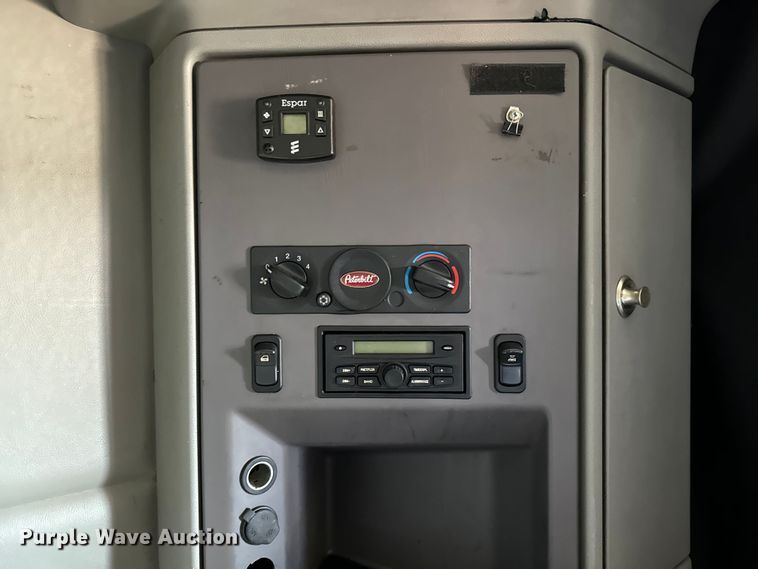 image for item NH9026 2013 Peterbilt  579 semi truck