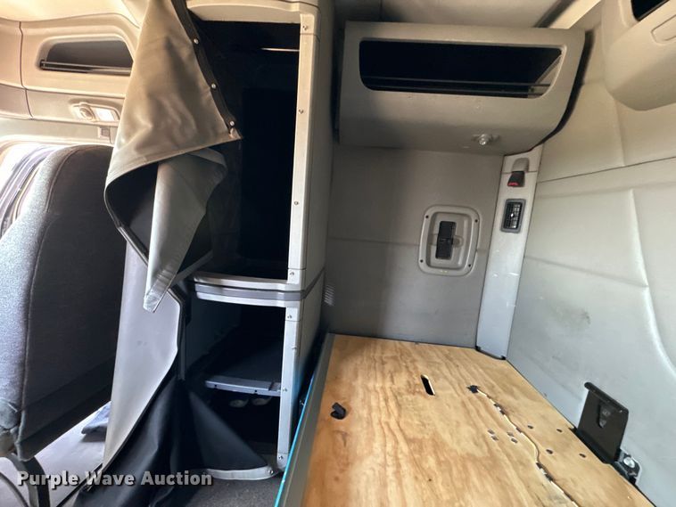 image for item NH9026 2013 Peterbilt  579 semi truck