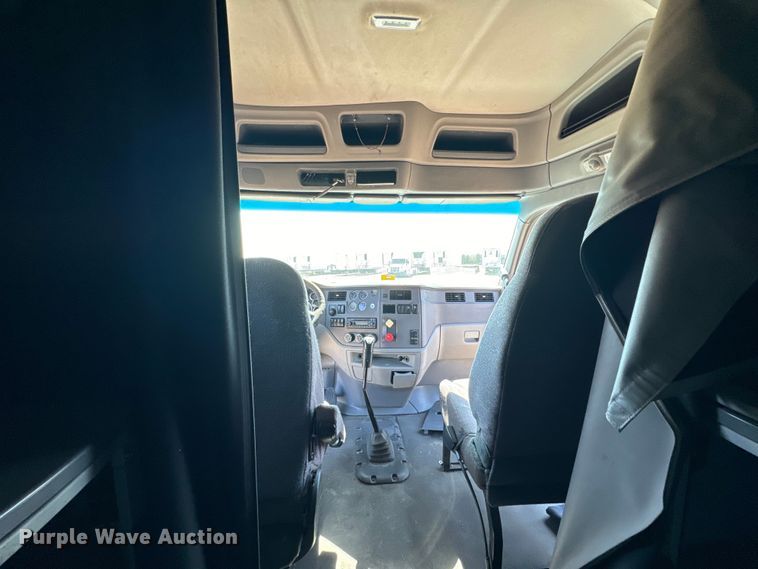 image for item NH9026 2013 Peterbilt  579 semi truck