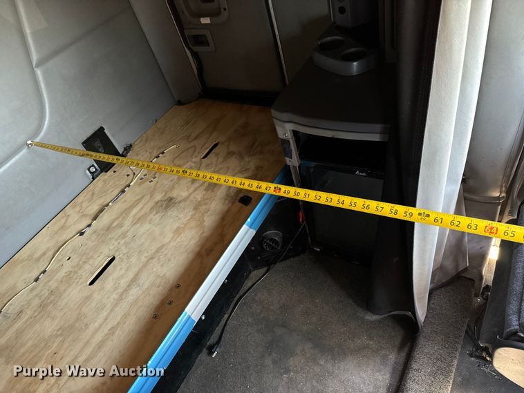 image for item NH9026 2013 Peterbilt  579 semi truck