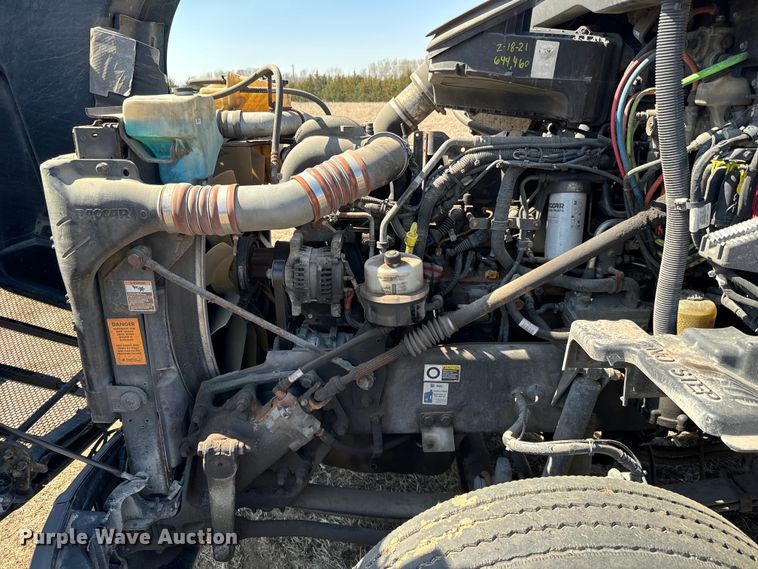 image for item NH9026 2013 Peterbilt  579 semi truck