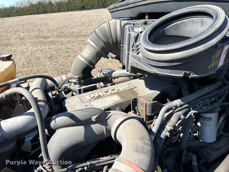 image for item NH9026 2013 Peterbilt  579 semi truck