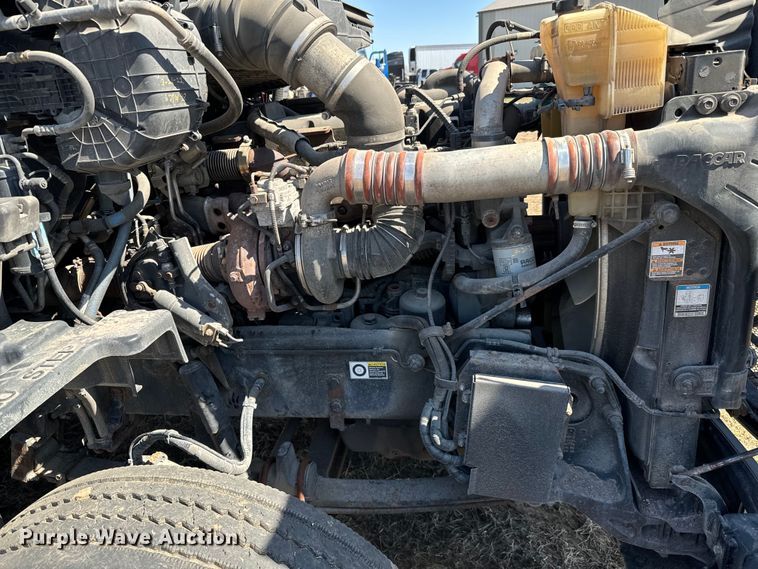 image for item NH9026 2013 Peterbilt  579 semi truck