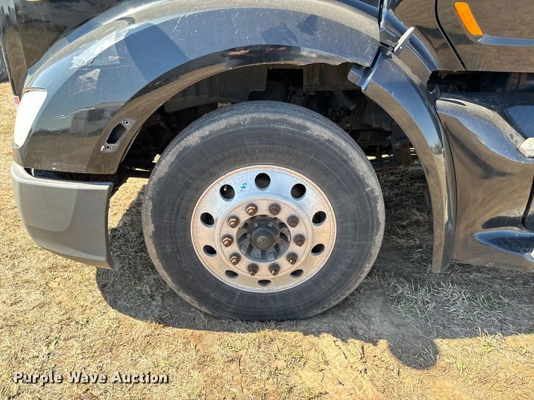 image for item NH9026 2013 Peterbilt  579 semi truck