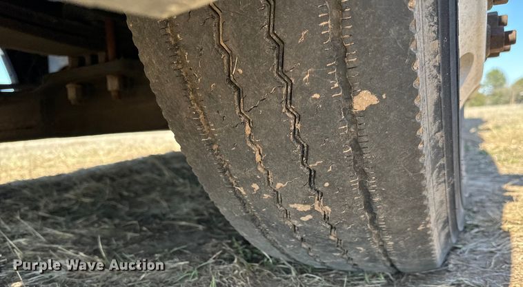 image for item NH9026 2013 Peterbilt  579 semi truck