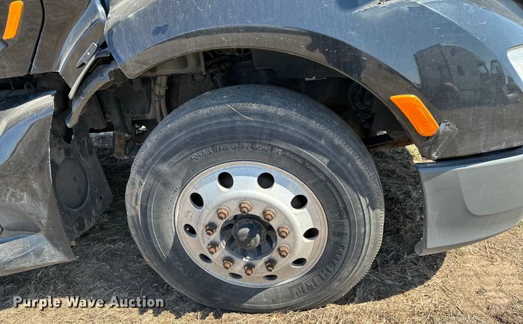 image for item NH9026 2013 Peterbilt  579 semi truck