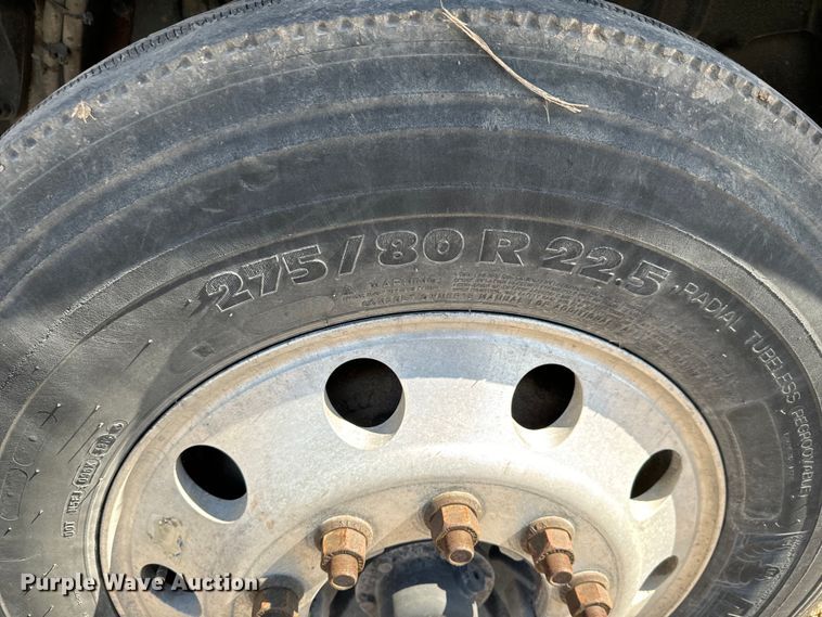 image for item NH9026 2013 Peterbilt  579 semi truck