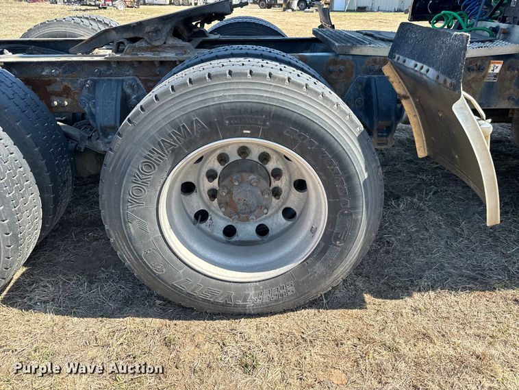 image for item NH9026 2013 Peterbilt  579 semi truck