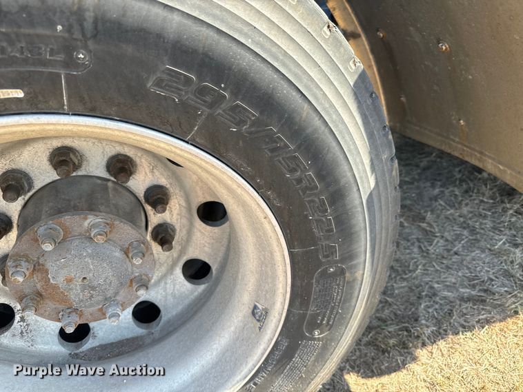 image for item NH9026 2013 Peterbilt  579 semi truck