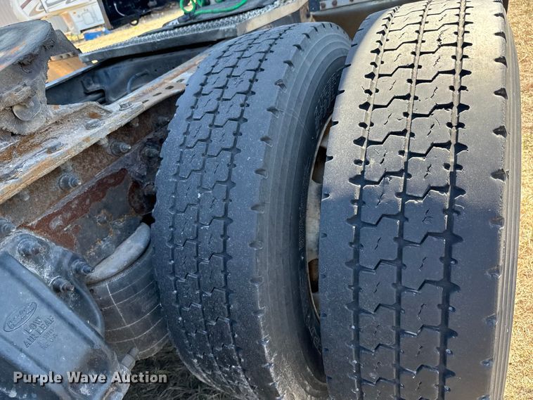 image for item NH9026 2013 Peterbilt  579 semi truck