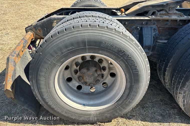 image for item NH9026 2013 Peterbilt  579 semi truck