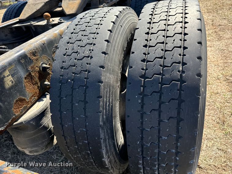 image for item NH9026 2013 Peterbilt  579 semi truck