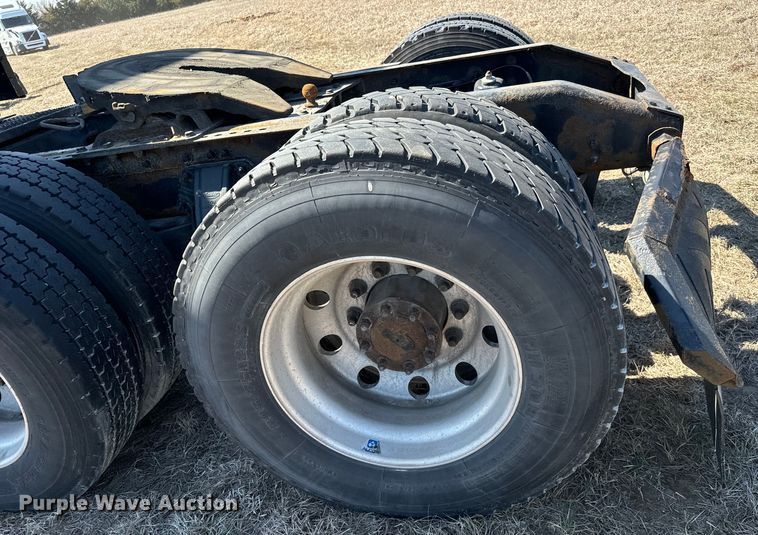 image for item NH9026 2013 Peterbilt  579 semi truck