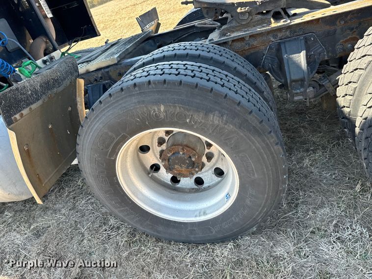 image for item NH9026 2013 Peterbilt  579 semi truck