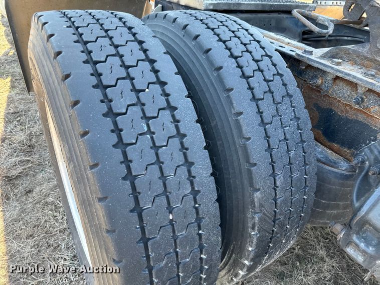 image for item NH9026 2013 Peterbilt  579 semi truck