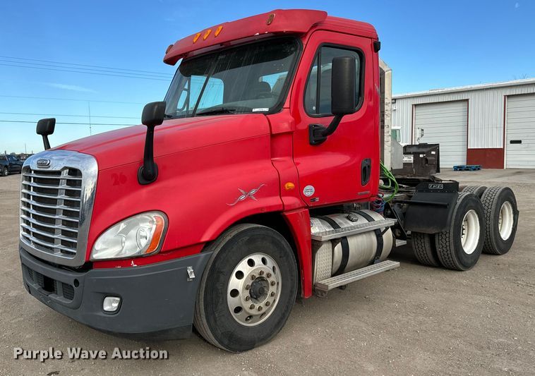 image for item NU9469 2011 Freightliner Cascadia 125 semi truck