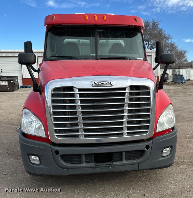 image for item NU9469 2011 Freightliner Cascadia 125 semi truck