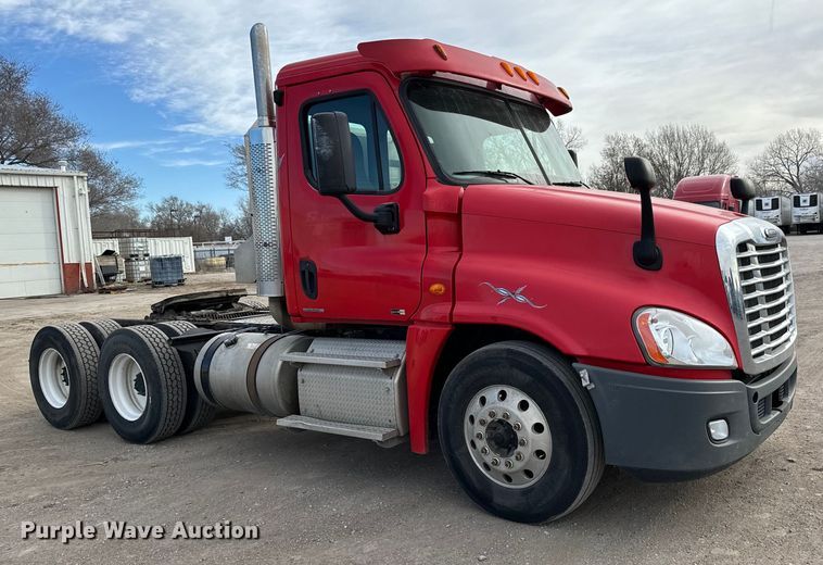 image for item NU9469 2011 Freightliner Cascadia 125 semi truck