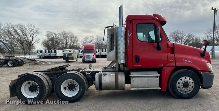 image for item NU9469 2011 Freightliner Cascadia 125 semi truck