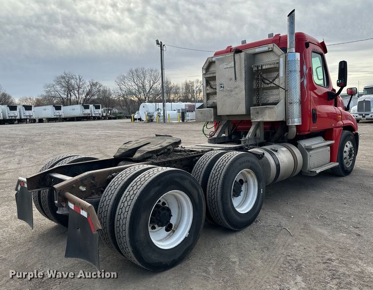 image for item NU9469 2011 Freightliner Cascadia 125 semi truck