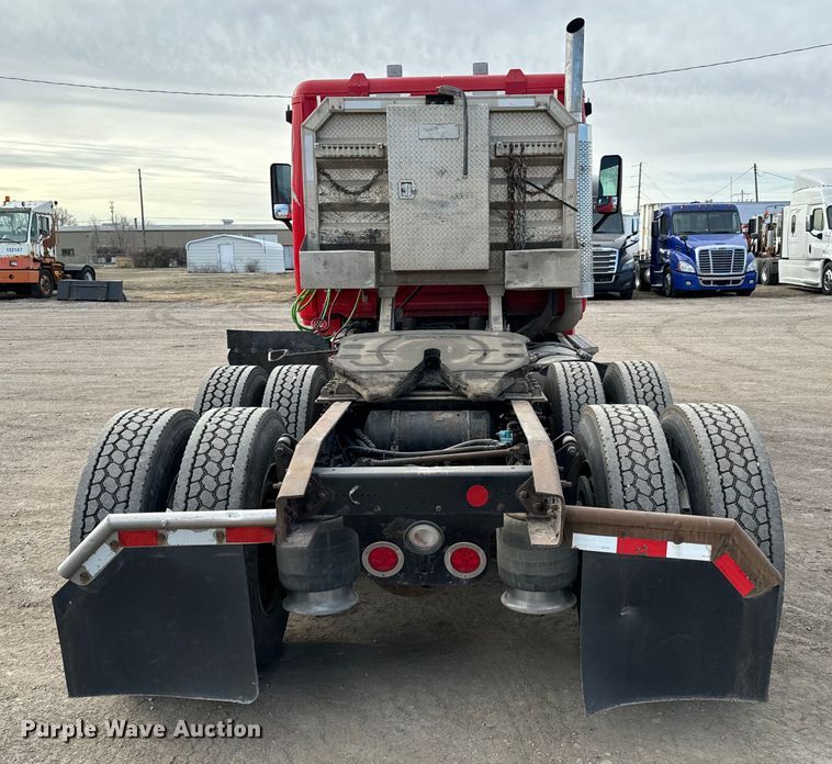 image for item NU9469 2011 Freightliner Cascadia 125 semi truck