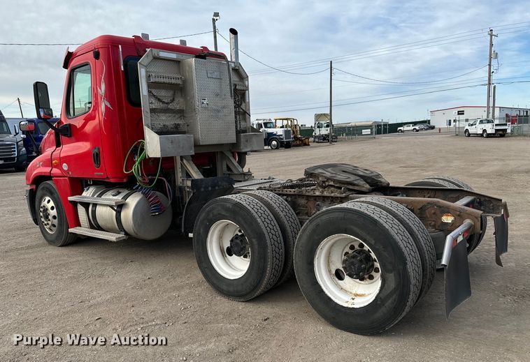 image for item NU9469 2011 Freightliner Cascadia 125 semi truck