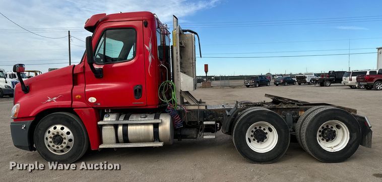 image for item NU9469 2011 Freightliner Cascadia 125 semi truck