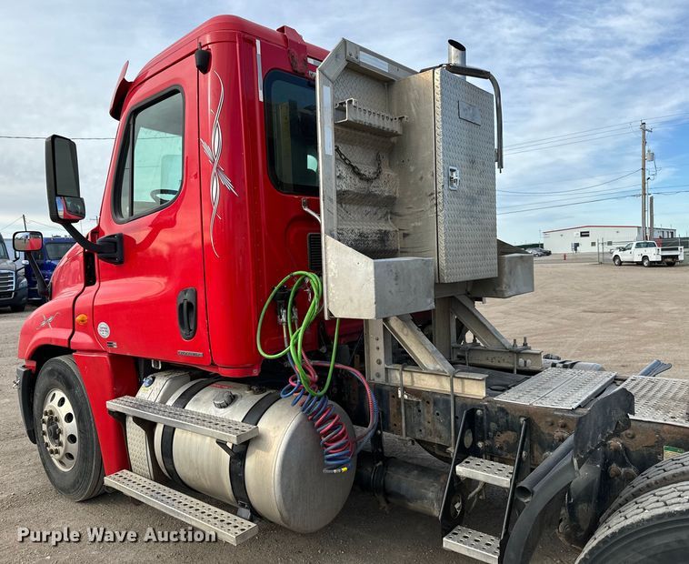 image for item NU9469 2011 Freightliner Cascadia 125 semi truck