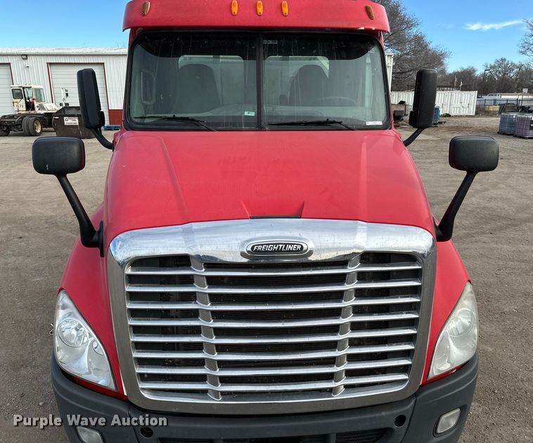 image for item NU9469 2011 Freightliner Cascadia 125 semi truck