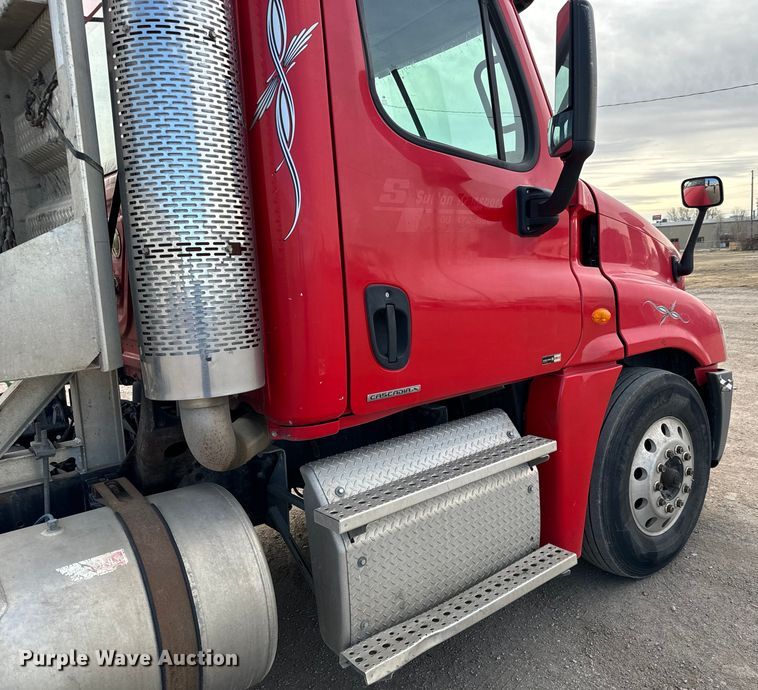 image for item NU9469 2011 Freightliner Cascadia 125 semi truck