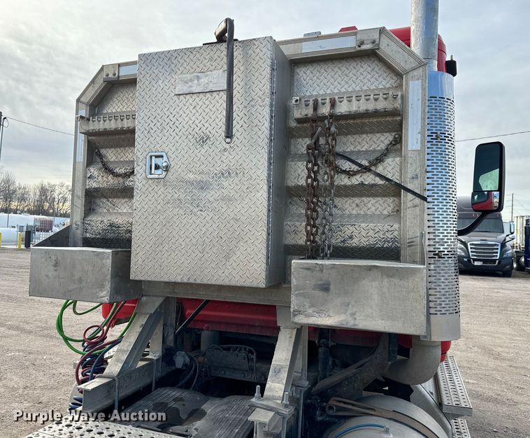 image for item NU9469 2011 Freightliner Cascadia 125 semi truck