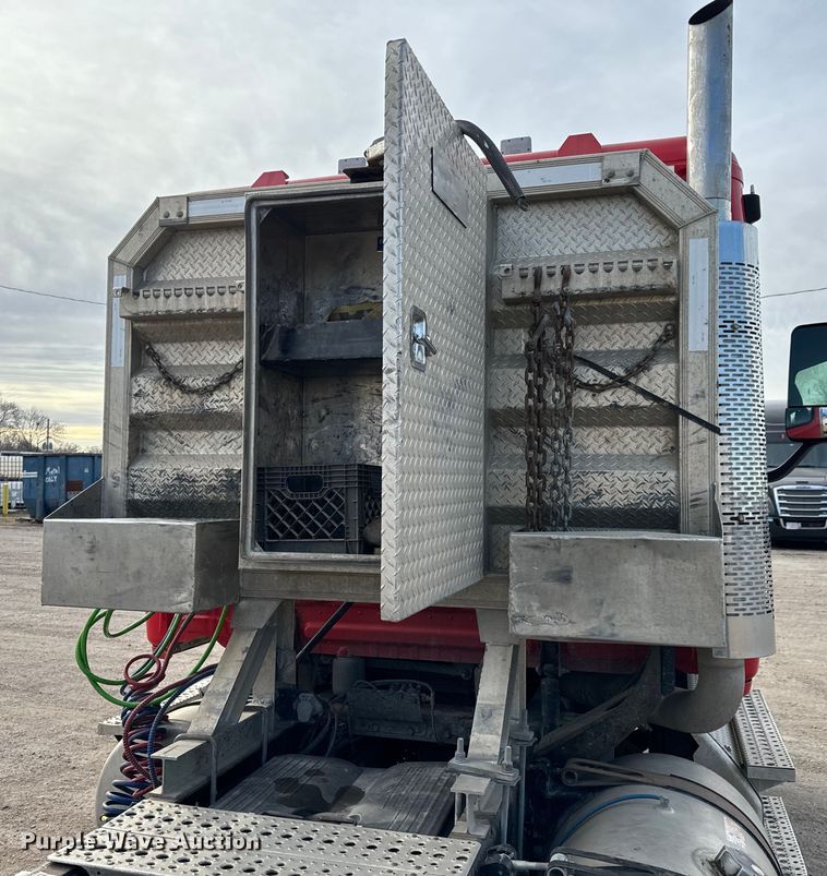 image for item NU9469 2011 Freightliner Cascadia 125 semi truck