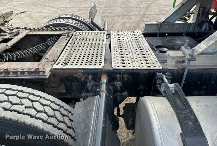 image for item NU9469 2011 Freightliner Cascadia 125 semi truck