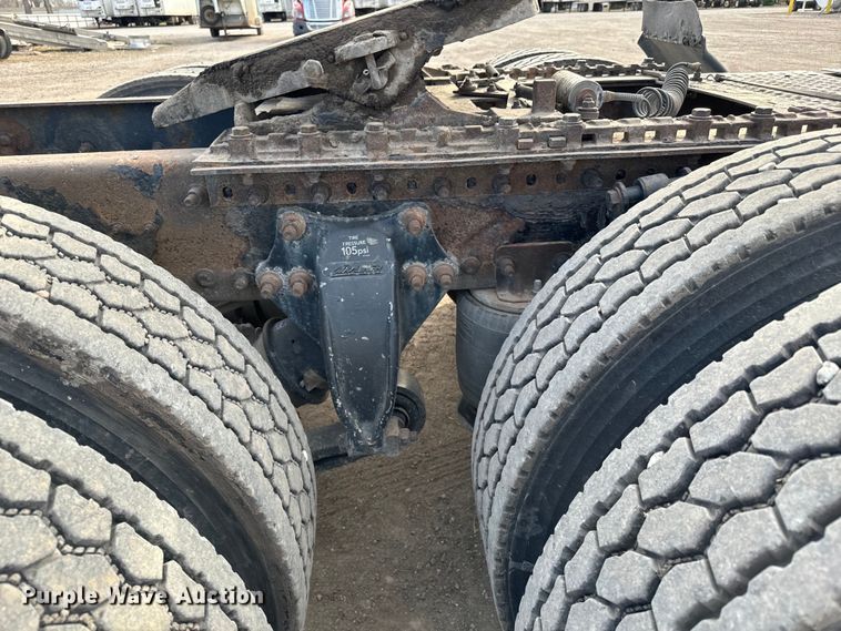 image for item NU9469 2011 Freightliner Cascadia 125 semi truck