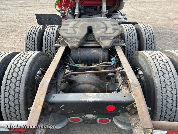 image for item NU9469 2011 Freightliner Cascadia 125 semi truck