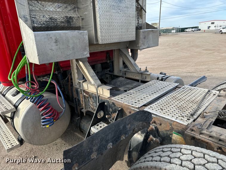 image for item NU9469 2011 Freightliner Cascadia 125 semi truck