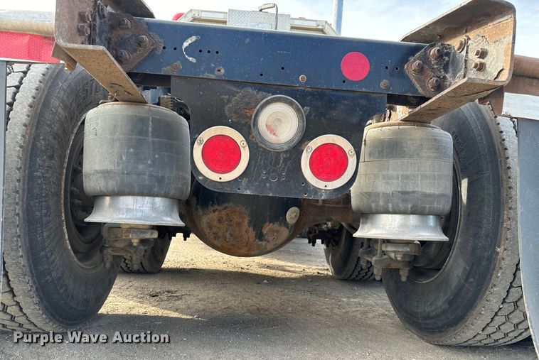 image for item NU9469 2011 Freightliner Cascadia 125 semi truck