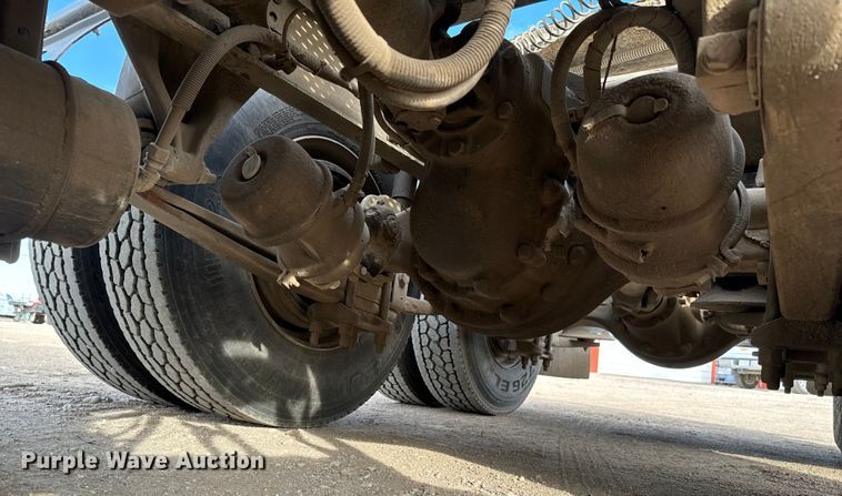 image for item NU9469 2011 Freightliner Cascadia 125 semi truck