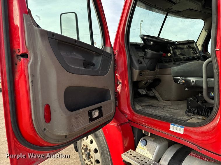 image for item NU9469 2011 Freightliner Cascadia 125 semi truck