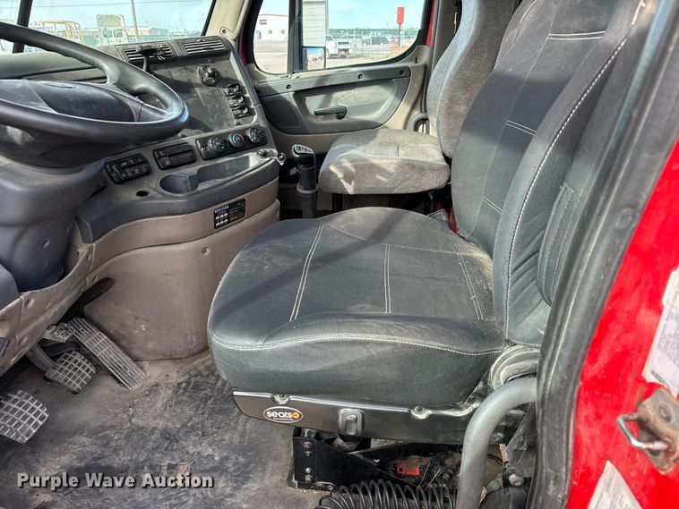 image for item NU9469 2011 Freightliner Cascadia 125 semi truck