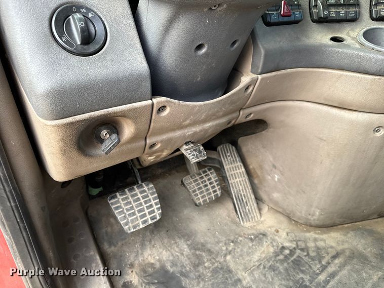 image for item NU9469 2011 Freightliner Cascadia 125 semi truck