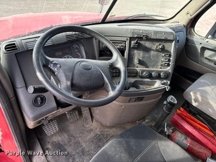 image for item NU9469 2011 Freightliner Cascadia 125 semi truck