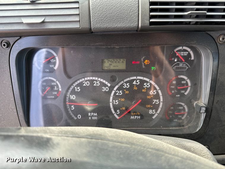 image for item NU9469 2011 Freightliner Cascadia 125 semi truck