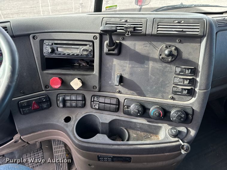 image for item NU9469 2011 Freightliner Cascadia 125 semi truck