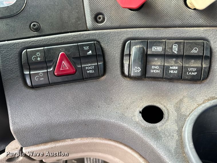 image for item NU9469 2011 Freightliner Cascadia 125 semi truck