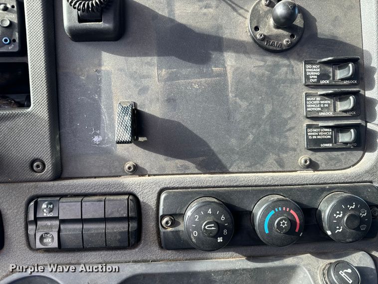 image for item NU9469 2011 Freightliner Cascadia 125 semi truck