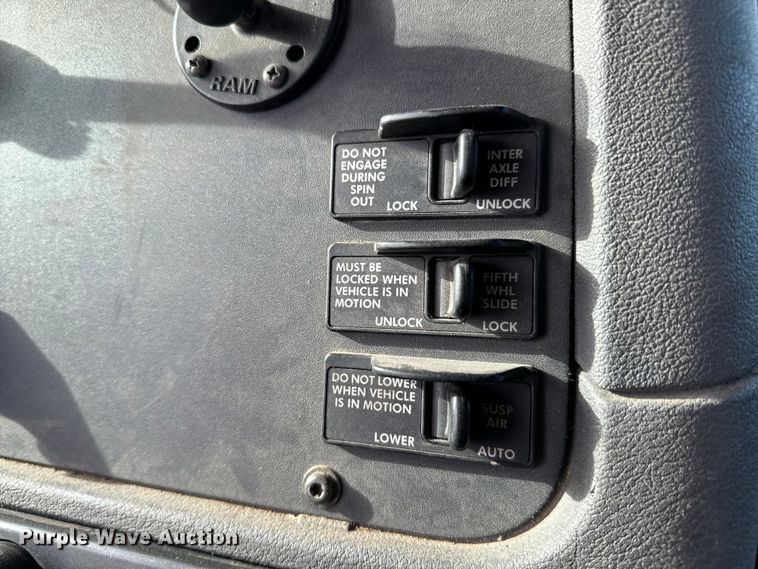 image for item NU9469 2011 Freightliner Cascadia 125 semi truck