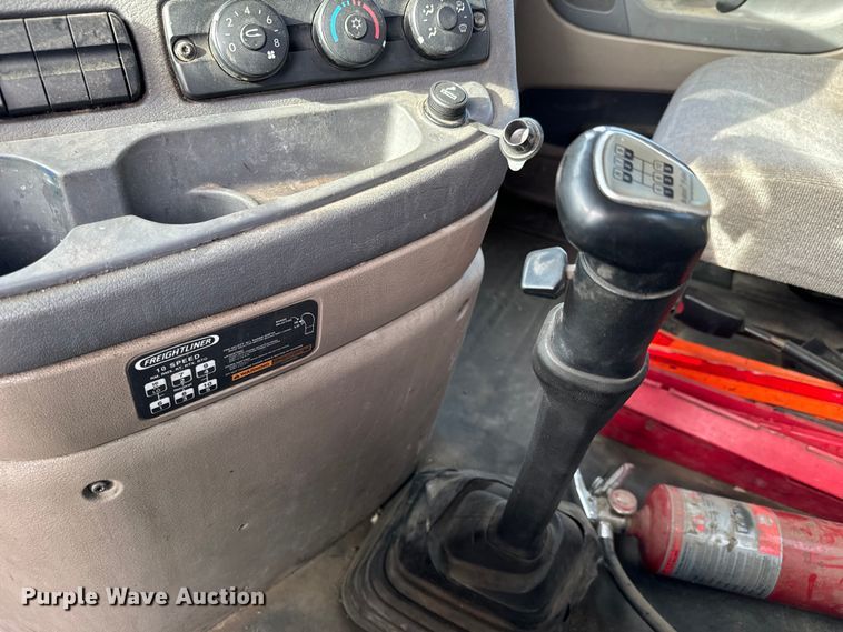 image for item NU9469 2011 Freightliner Cascadia 125 semi truck