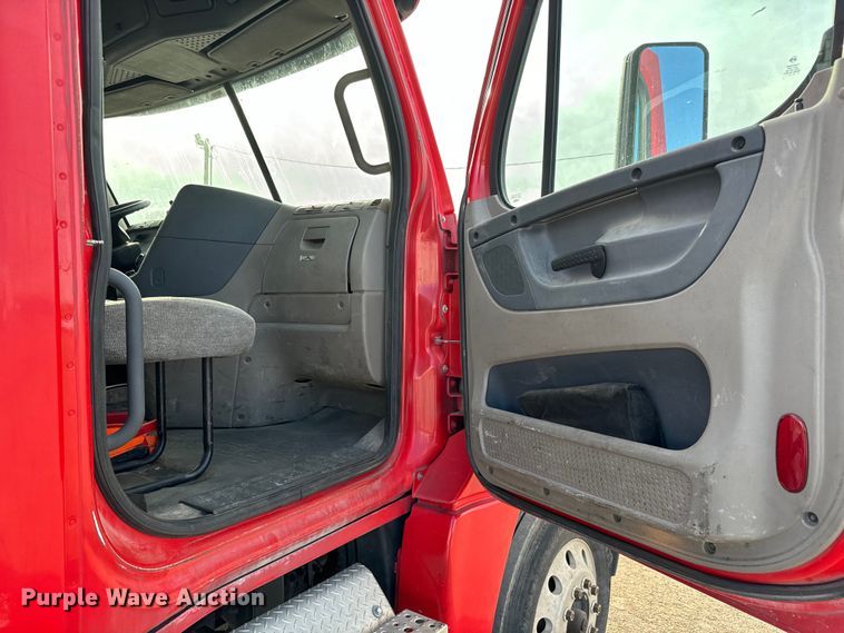 image for item NU9469 2011 Freightliner Cascadia 125 semi truck