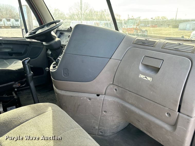 image for item NU9469 2011 Freightliner Cascadia 125 semi truck